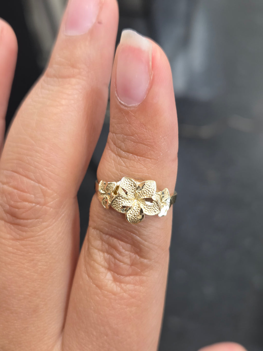 Anillo de flor hawaiana